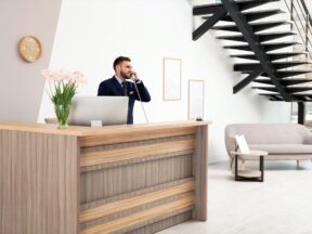 53 Recepční Bigstock